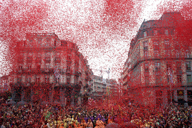 Le moment collectif de clôture de la Zinneke Parade 2024 à la Place de la Bourse